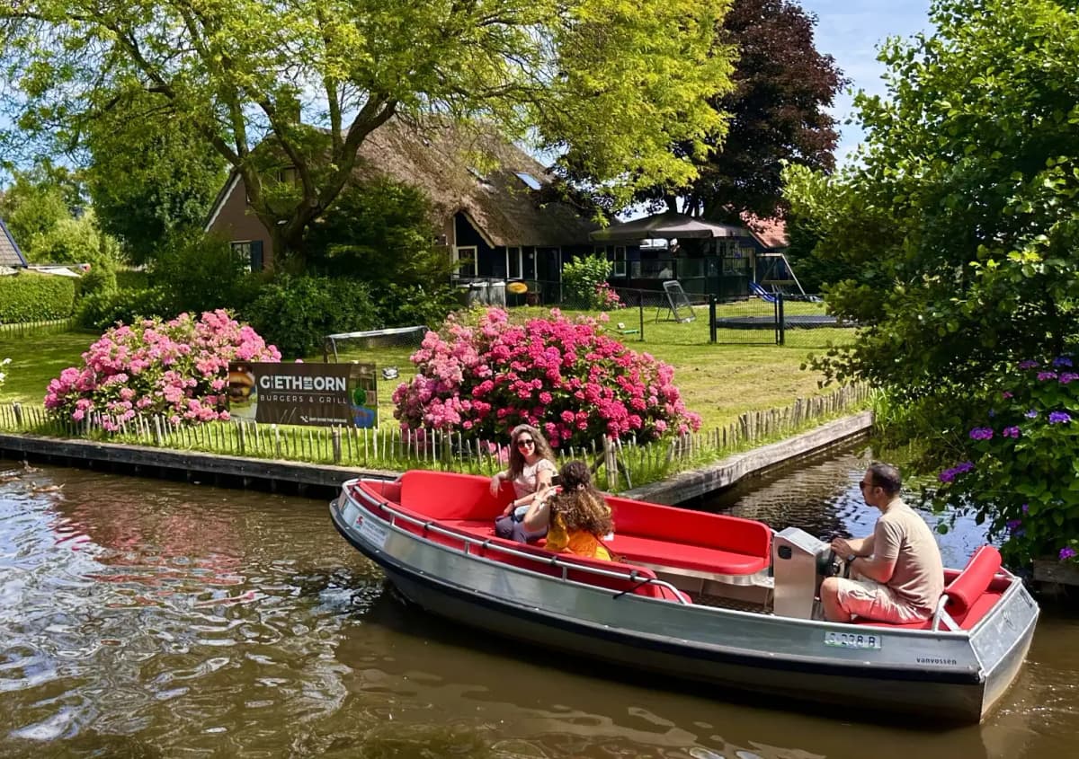 Tourists renting a boat in Giethoorn