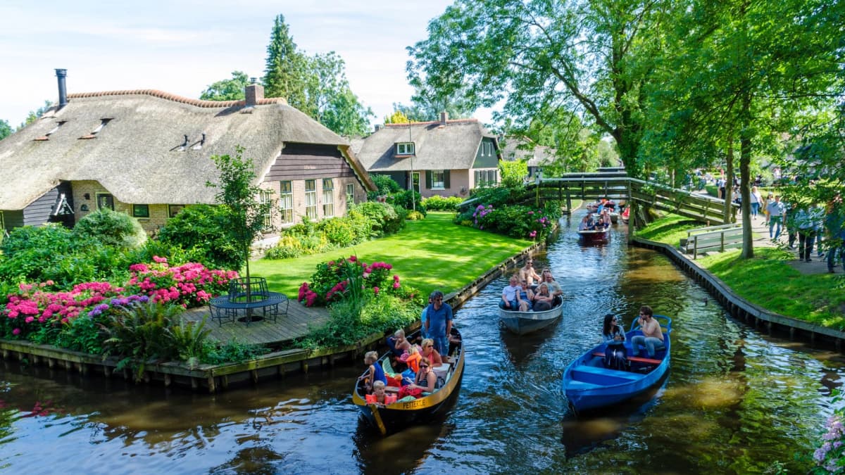 Boats on the candels in Giethoorn
