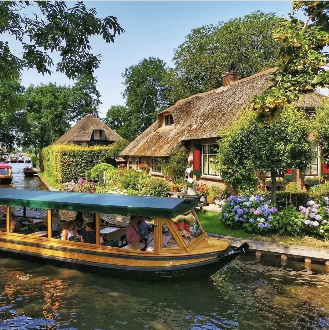 boat lying in the giethoorn canals