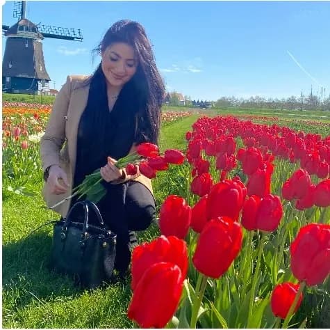 Visitor posing in a Dutch tulip field